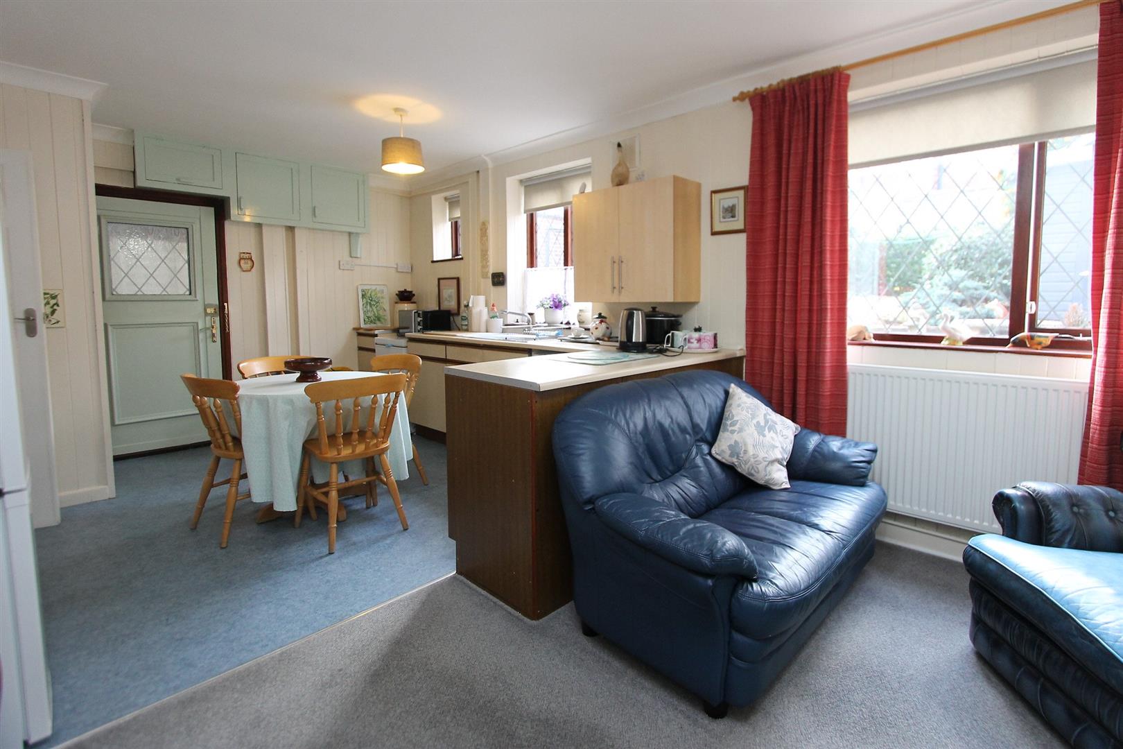 3 bed property in Queensway, Stourbridge